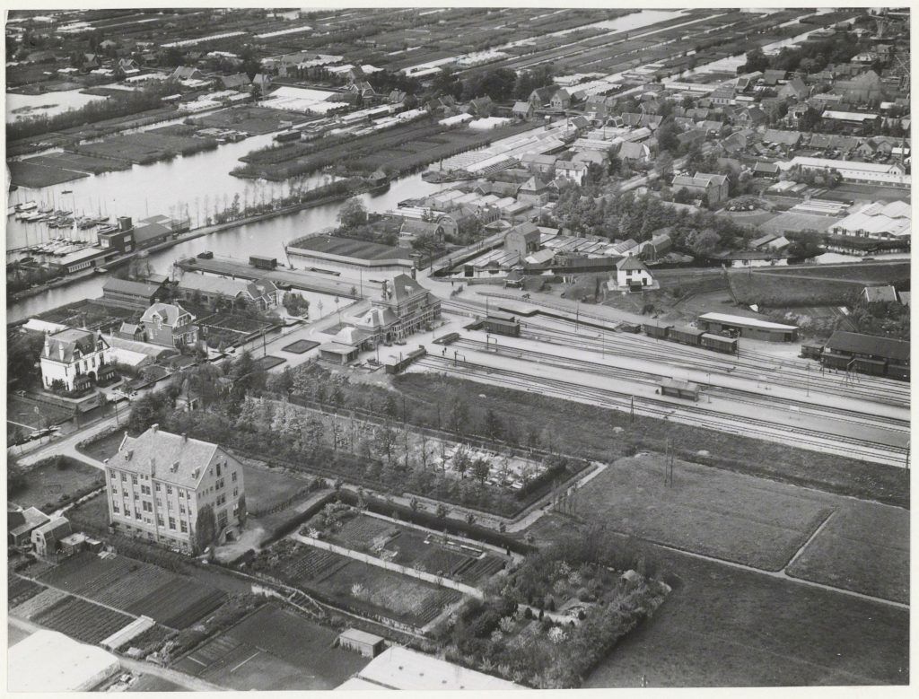 Op de voorgrond het Karmelietenklooster te Aalsmeer, 1921-1939 door: Noord-Hollands Archief / Collectie 559 - Collectie van foto's van de Provinciale Atlas Noord-Holland, 146