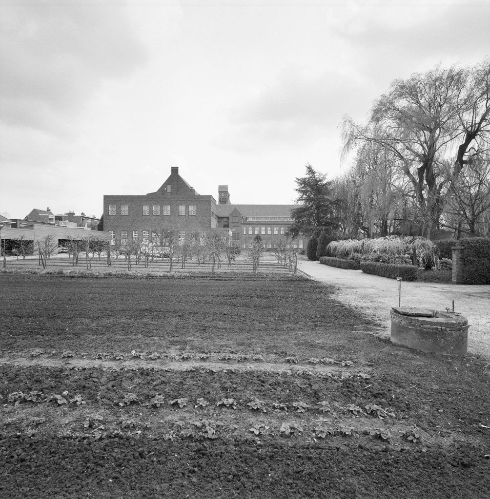 Een gedeelte van de tuin van Klooster Mariadal in Roosendaal in 2001. Bron: Ij. TH Heins, Rijksdienst voor het Cultureel Erfgoed, Documentnummer, 337.453