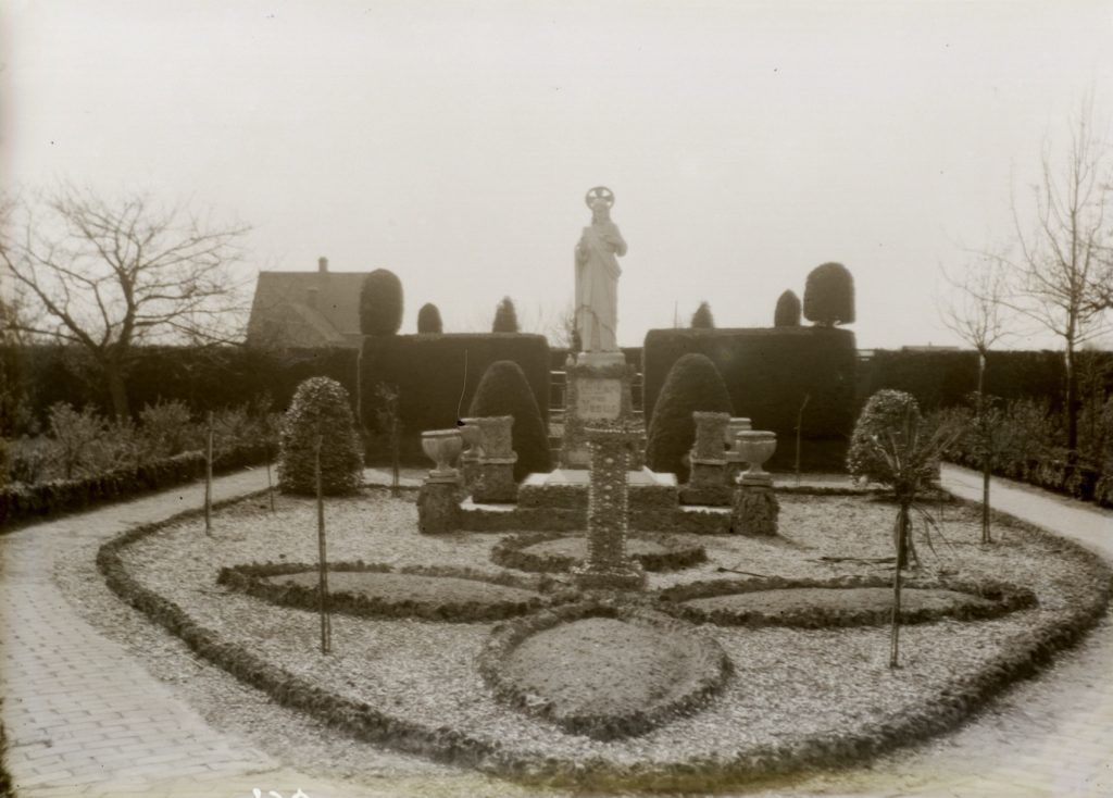 Kloostertuin van Huize Sint Felix de Valois in Tilburg met Heilig Hartbeeld. Bron: collectie Brinio, Rijksdienst voor het Cultureel Erfgoed, Documentnummer BR00631-436