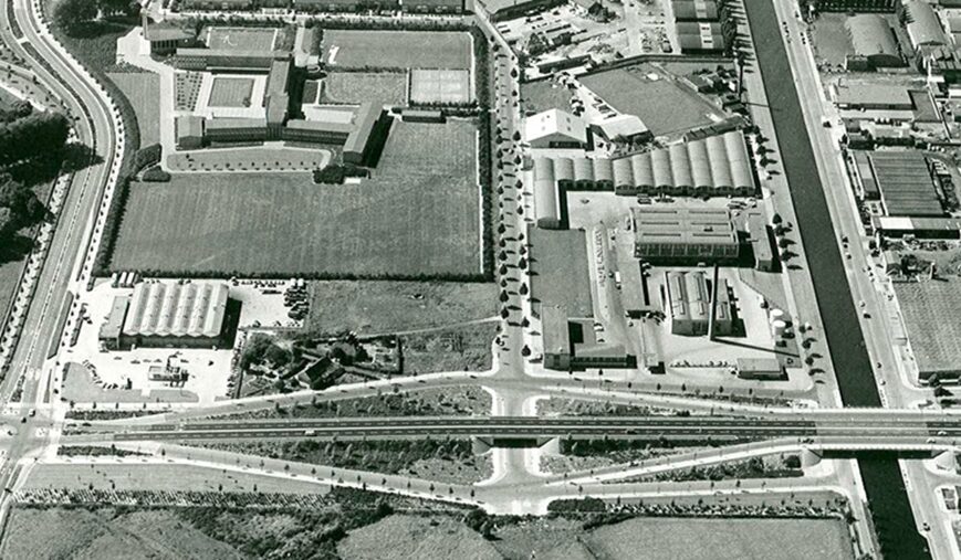 Luchtfoto van de nieuwe Campinafabriek aan de Dirk Boutslaan. Het koelhuis aan de overzijde van de weg is nog niet gebouwd. Bron: Eindhoven in Beeld, 7787