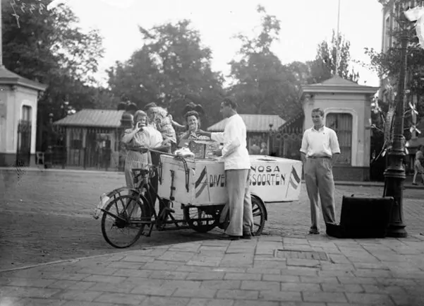 Een ijsverkoper met ijskar voor de ingang van Artis in 1947. Bron: Nationaal Archief, fotocollectie Anefo