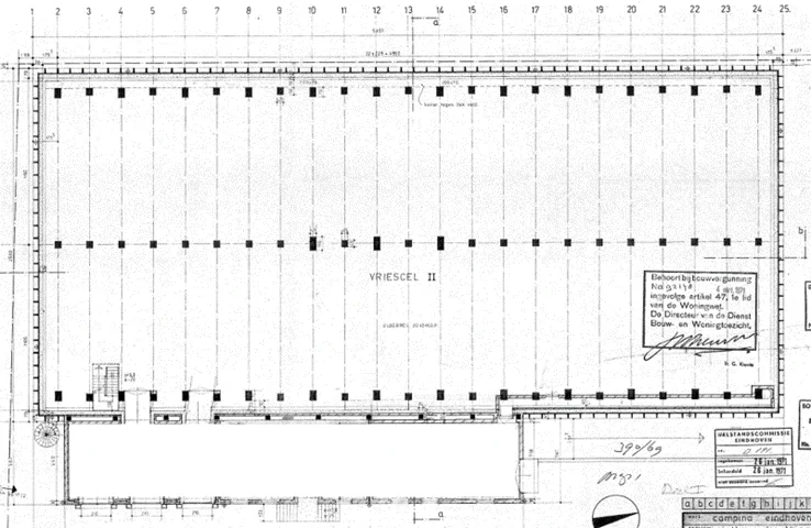 Plattegrond van de begane grond bij de vergunningaanvraag uit 1971. Hierop is te zien dat de betonnen kolommen van de constructie op langs de gevels en in het midden alternerend zwaarder zijn uitgevoerd omdat ze het gewicht van de kolommen op de verdieping dragen