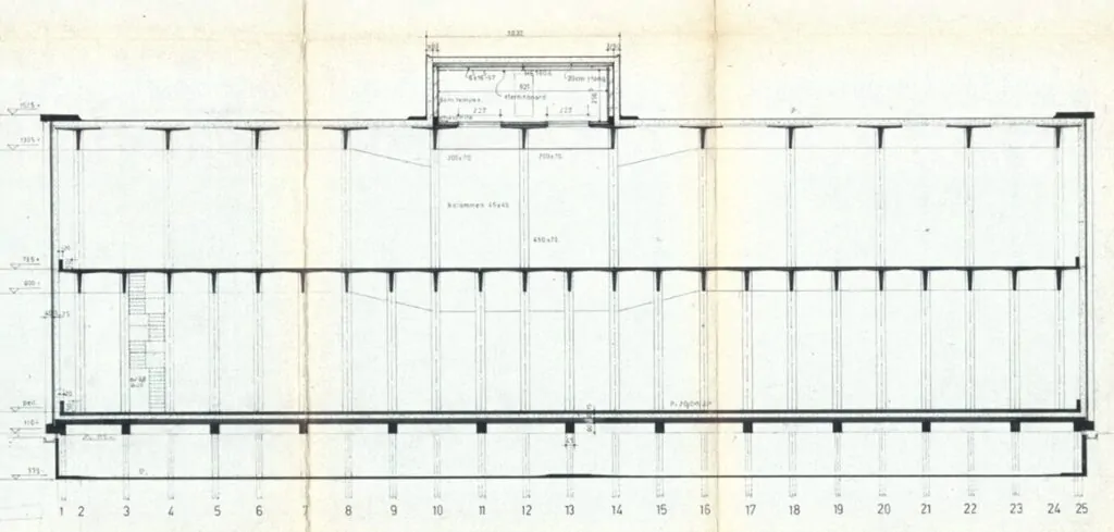 Langsdoorsnede van het gebouw uit de bouwtekeningen. De isolatie is weergegeven met een stippelarcering