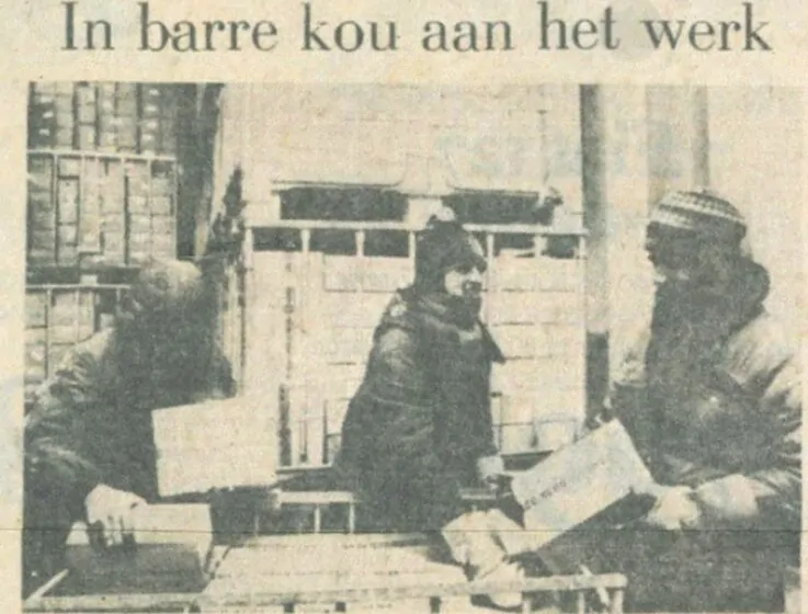 Foto van de goed ingepakte medewerkers van het vrieshuis. Bron: Het parool, 13 juni 1975