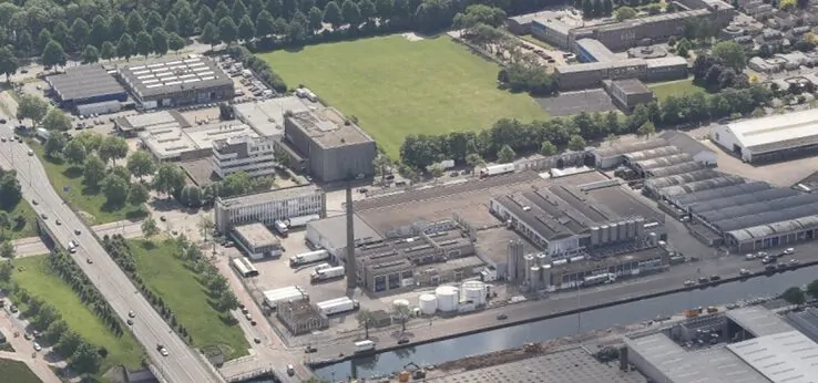 De Campinafabriek langs het kanaal met aan de andere kant van de weg het koelhuis. Bron: Eindhoven in Beeld, 42213